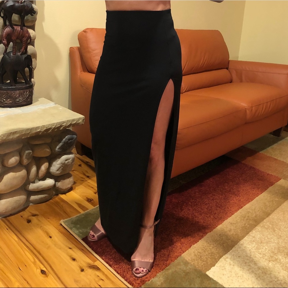 Maxi slim skirt with high waist and side slit